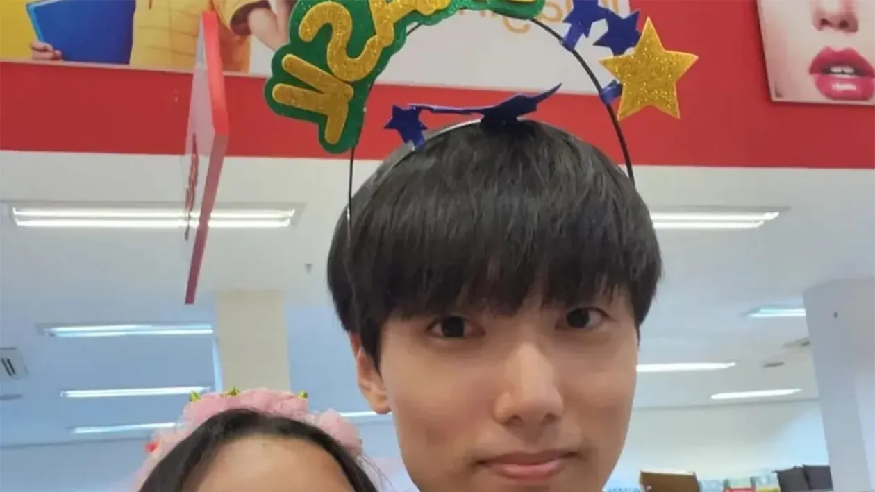 Acest tânăr a mers 16.000 km pentru a-și cunoaște iubita, cu care vorbise 10 luni pe internet. De ce surpriză a avut parte când a văzut-o