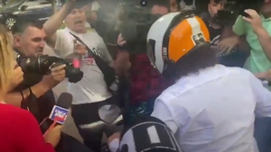 Scene incredibile cu tatăl criminalului Vlad Pascu. A intrat cu motocicleta în jurnaliștii care voiau sa îi ia declarații