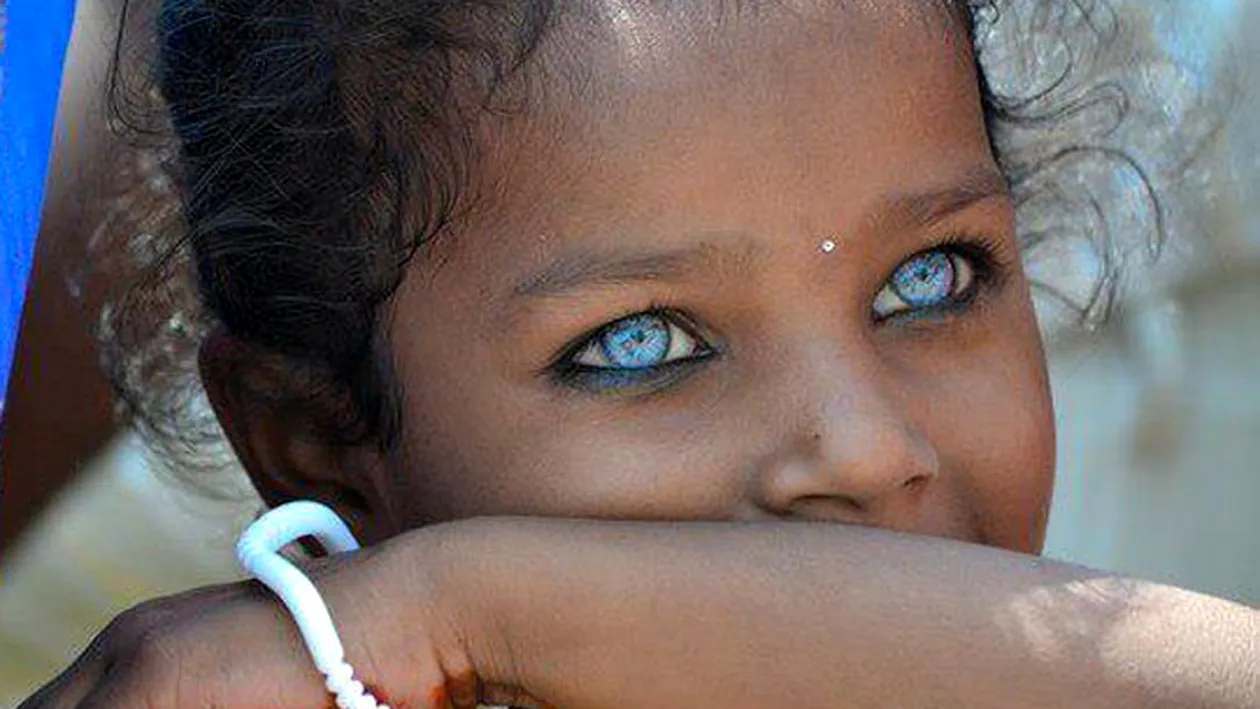 Cea mai rara combinatie: negri cu ochi albastri! Vezi ce fascinanti sunt copiii cu aceste trasaturi!