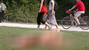 S-a intamplat intr-un parc din Capitala! Fetele si baietii s-au dezbracat si au facut asta pentru prima data