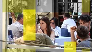 Theo Rose a revenit la obiceiurile nocive la numai câteva luni după ce a născut! CANCAN.RO a surprins-o pe artistă așa cum spera să nu o vadă nimeni! “Sudează” țigară după țigară!