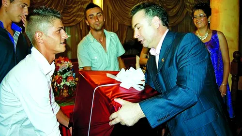 Primarul Nicolae Matei, cocosat de daruri
