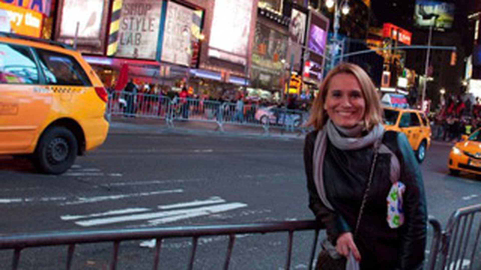 Andreea Esca l-a asteptat pe Mos Nicolae la New York: "As fi fericita sa traiesc aici pentru ca nu m-ar intreba nimeni de ce nu port ciorapi iarna"