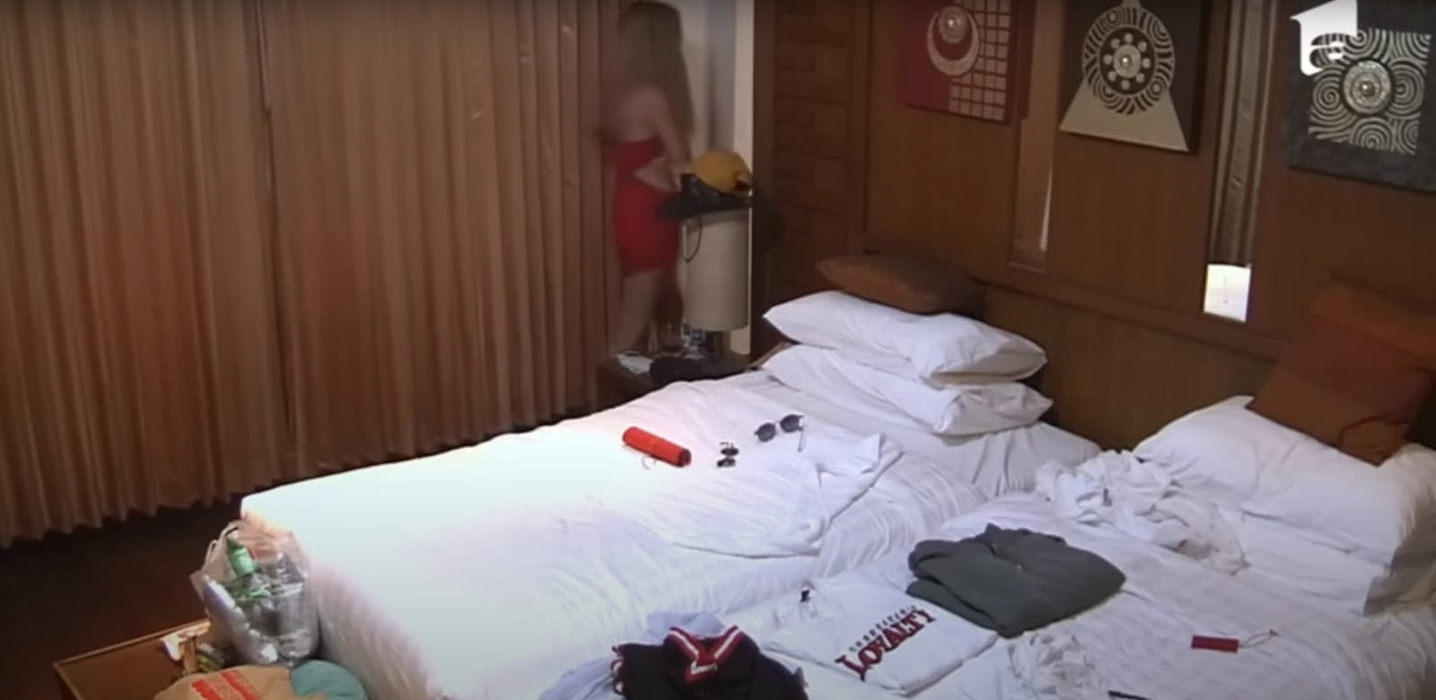 Oana se pregătește să intre în baie cu Sebastian