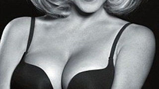 Un model fara o mana a pozat sexy intr-o campanie in sprijinul persoanelor cu handicap!