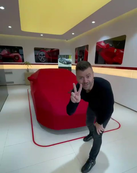 "Prințișorul imobiliarelor" din Cluj și-a completat parcul auto cu un superb Ferrari 812 GTS Spider