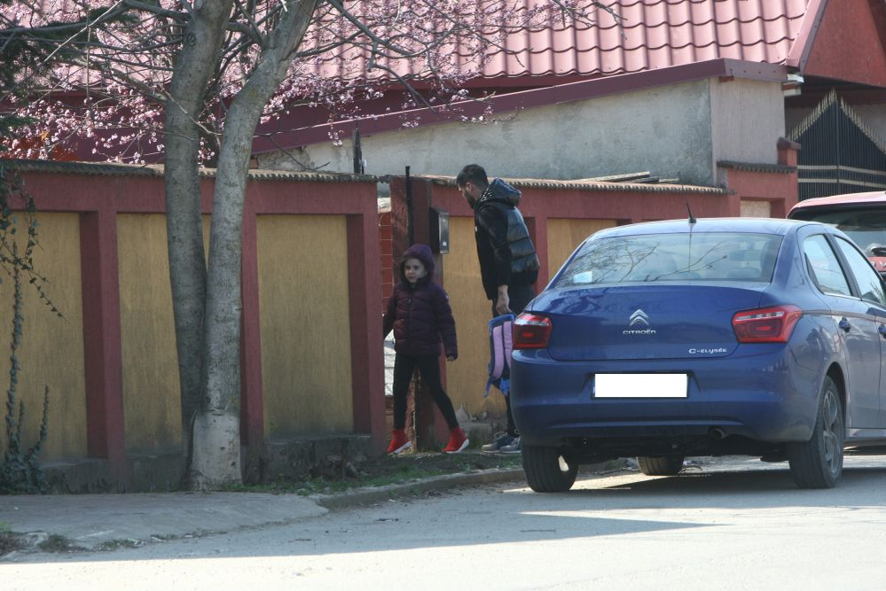 Marius Elisei și Isabela intră în vila din Tunari