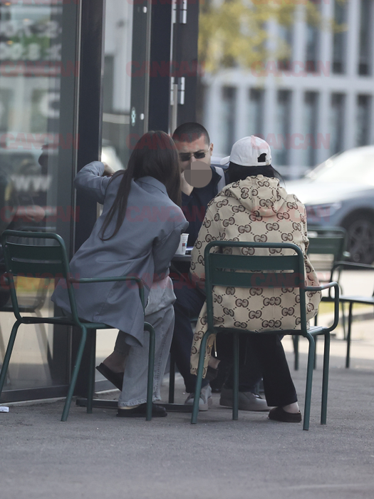 Andreea Bostănică discută cu mama și fratele