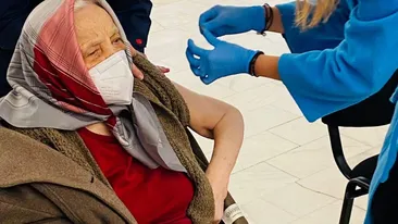 O bătrână în vârstă de 105 ani, din București, s-a vaccinat cu a treia doză de ser Pfizer/BioNTech. “Singura soluție să scăpăm”