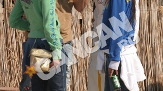 Imagini de colectie cu Andreea de la "Masterchef"!   "Casnica" si Cosmina au fost prietene la catarama! Uite cum o "ardeau" la Vama Veche, nemachiate, cu suzete atarnate de gat si cu beri in mana!