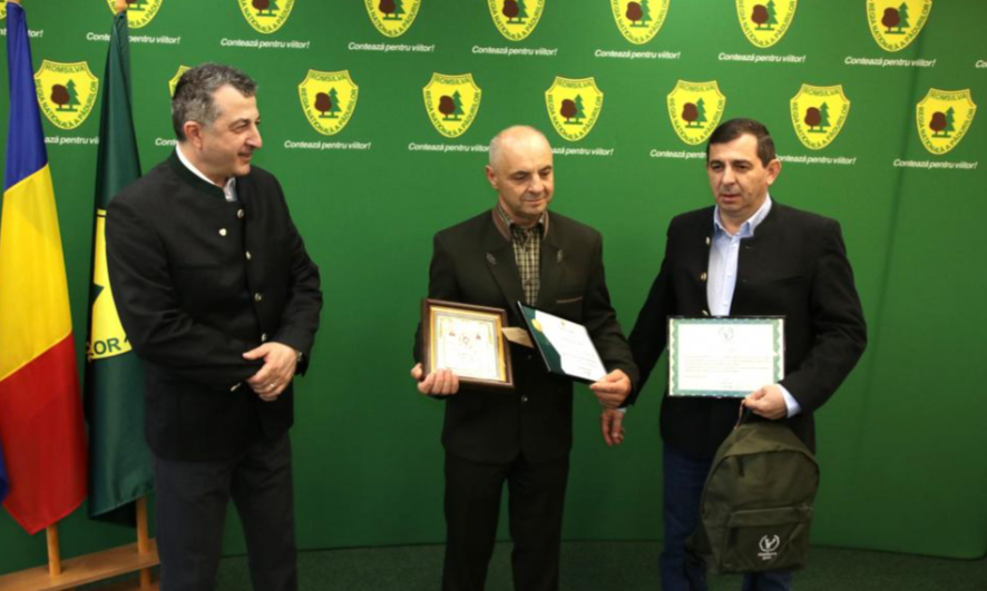 Romsilva l-a premiat pe pădurarul Aurel Frandeș, care a salvat două fetițe dispărute. Sursa foto: Romsilva/Facebook