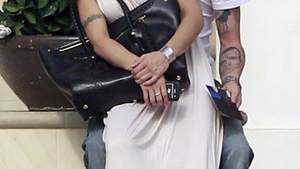 Elisabetta Canalis si iubitul giugiuleala in plina strada