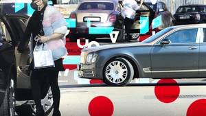 Cum se respectă soția unuia dintre cei mai controversați afaceriști din Capitală. A coborât la salon dintr-un Bentley de 300.000 €, cu șofer personal