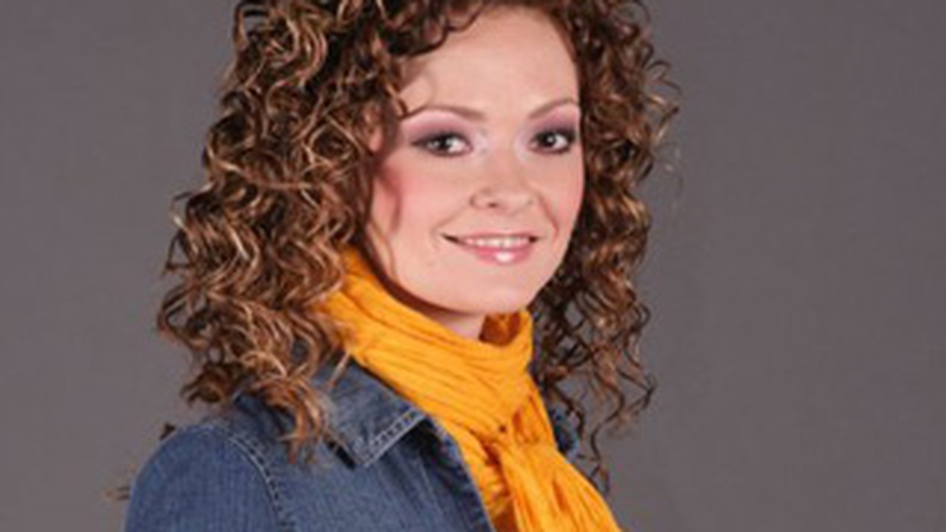 Andreea Fried isi ingrijeste buclele cu miere si ou! VEZI ce masca minune foloseste