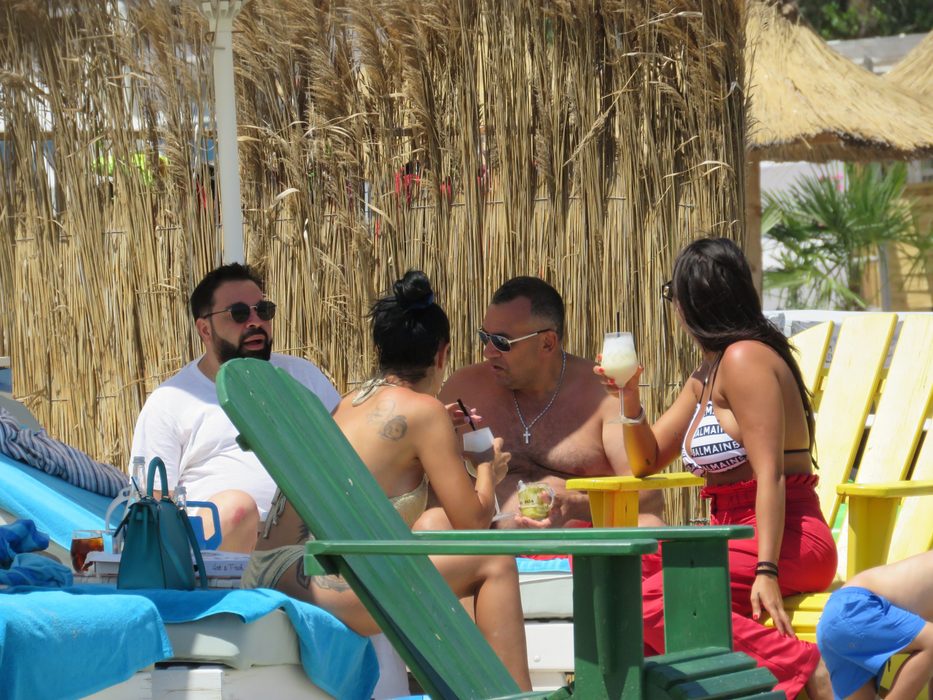 Salam & Regina + Nuțu & Brazilianca au uitat de distanţare la plajă