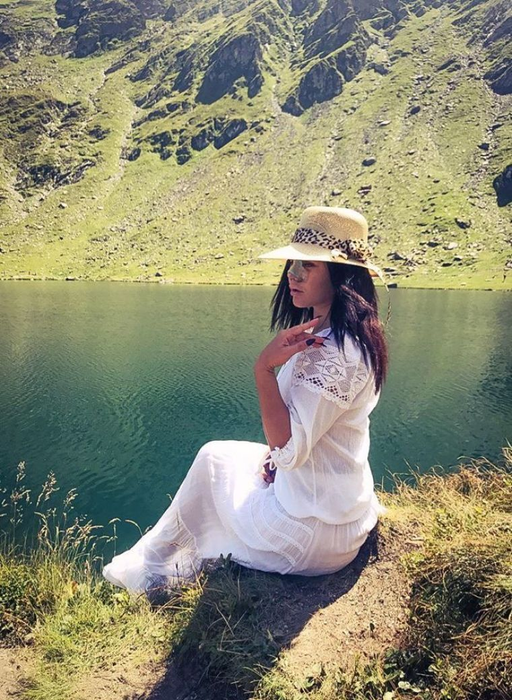 Carmen de la Sălciua, fotografiată complet dezbrăcată în pat. Imaginile au fost făcute publice