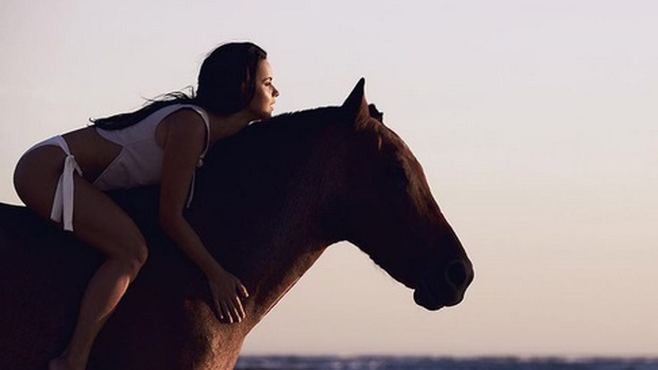 Inna a renunţat la haine şi a pozat... topless! Imagini fierbinţi cu artista
