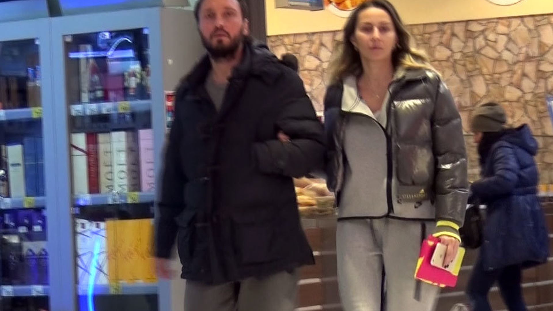 Credea că nu-l vede nimeni, dar... UPS! Cum l-am fotografiat în maşină pe cunoscutul fotbalist