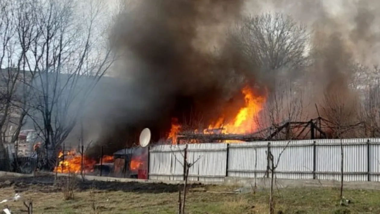 O mamă și trei copii au rămas pe drumuri după ce casa le-a luat foc. Gestul incredibil făcut de pompierul care a stins focul