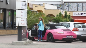 Exotica Aya provine dintr-o familie bogată, cu afaceri în industria pharma, şi îşi permite orice. Apariţie orbitoare pe străzile Capitalei: Nici Barbie nu-i ca ea: are Porsche roz, palat ca-n basme şi…