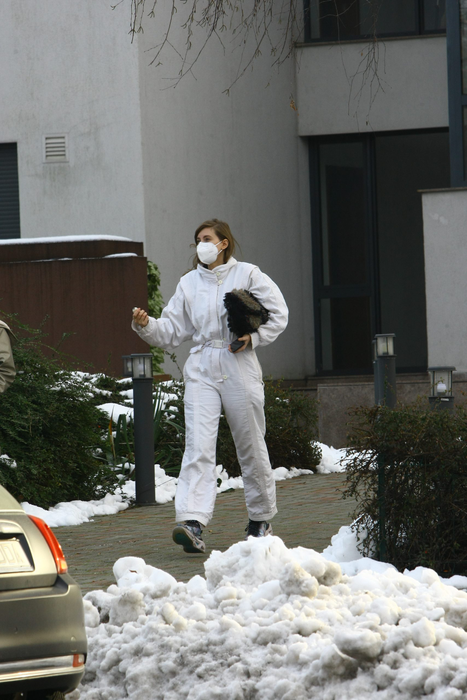 Iulia Albu a ”panicat” strada când a apărut într-un combinezon ca al infecționiștilor de la Wuhan