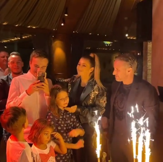 Anamaria Prodan s-a dat în spectacol pe manele într-un restaurant de lux din Dubai. A fost filmată în timp ce se săruta pasional cu soțul ei, Laurențiu Reghecampf