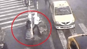 Jaf la drumul mare, in centrul Bucurestiului! A ramas fara telefon cand traversa pe trecerea de pietoni! Totul a fost FILMAT!