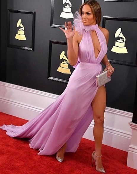 JENNIFER LOPEZ arată senzaţional la 47 de ani! Cântăreaţa şi-a lăsat inhibiţiile acasă şi s-a fotografiat fără lenjerie intimă