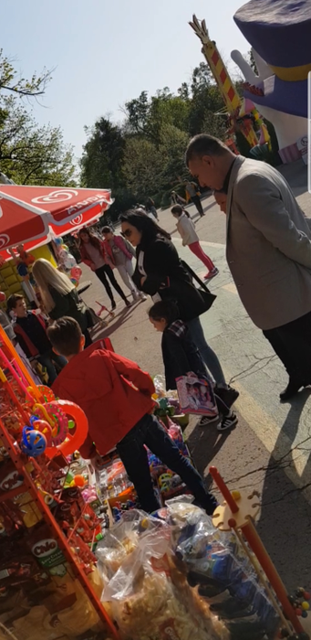 Andra a dat o tură de parc alături de David și Ioana