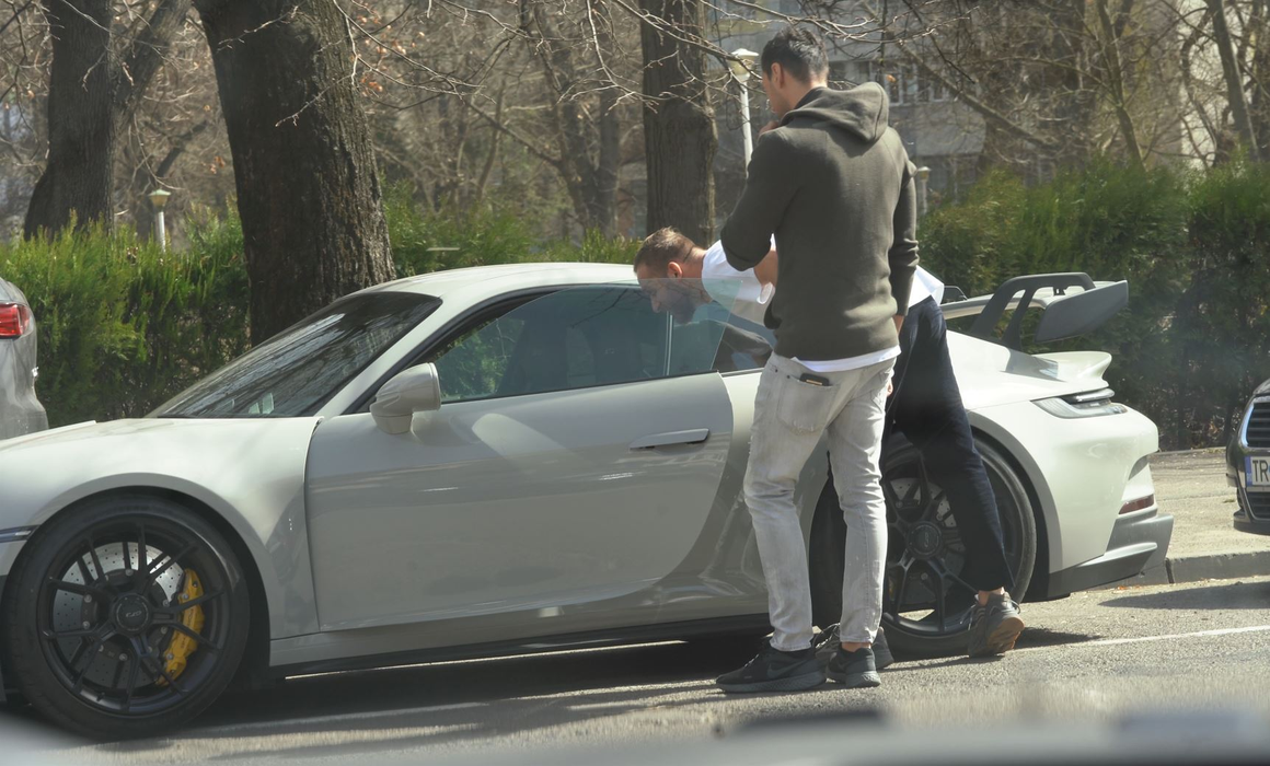 Zed și-a prezentat ultima achiziție, un Porsche alb, nou-nouț, de aproape 200.000 de euro (Foto: CANCAN.RO)
