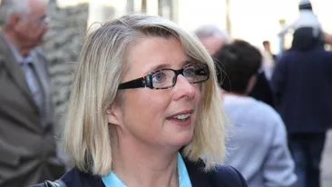 Momente şocante! Un parlamentar s-a prăbuşit pe scenă şi a murit când susţinea un discurs 