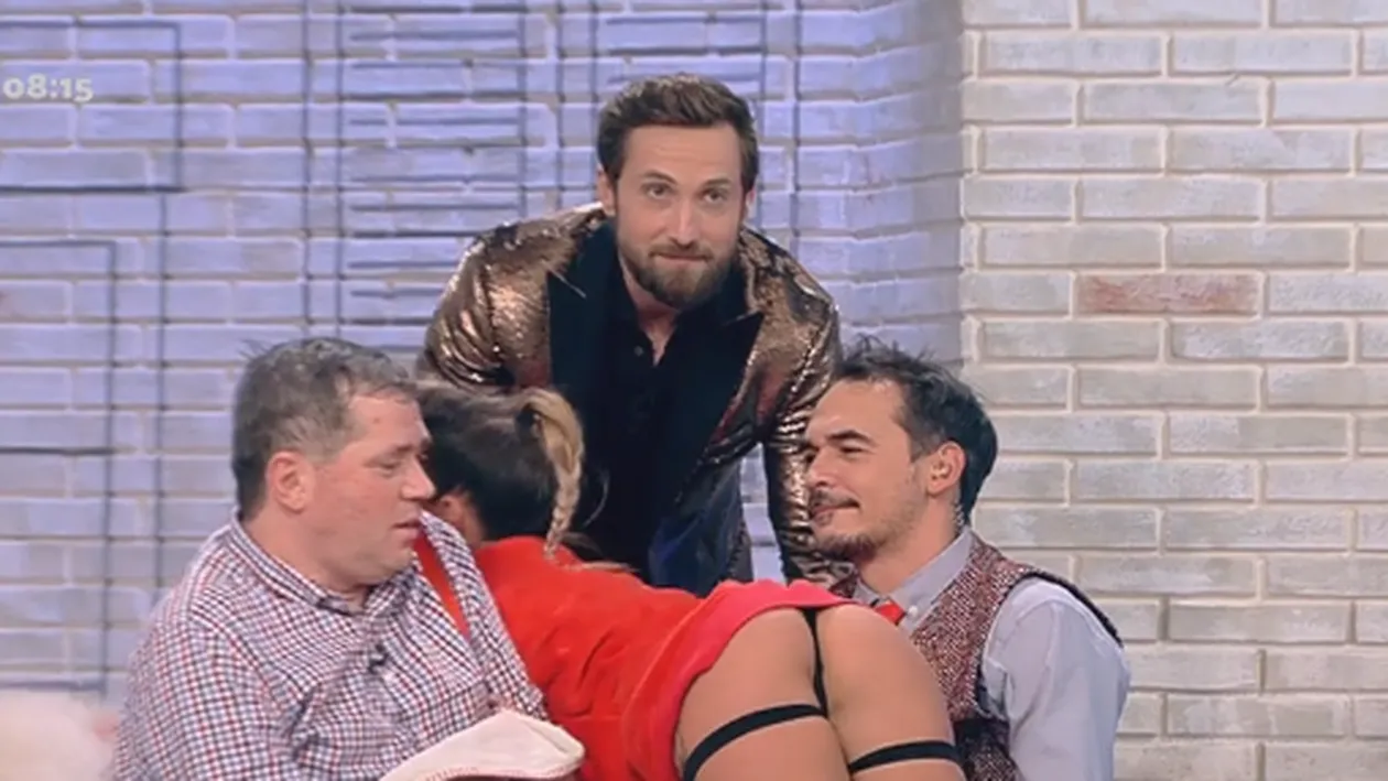 ”Chinuiţi” rău băieţii de la Neatza! A venit la emisiune în lenjerie, s-a aplecat şi i-a lăsat fără cuvinte