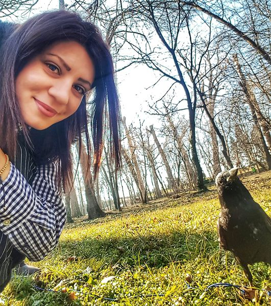 Ce petrecere au dat doi români pentru cioara de companie. Cronco a împlinit 2 ani