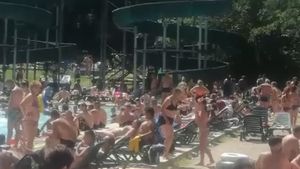 Aglomerație la Băile Herculane și în alte stațiuni. Turiștii au încălcat măsurile impuse de pandemie