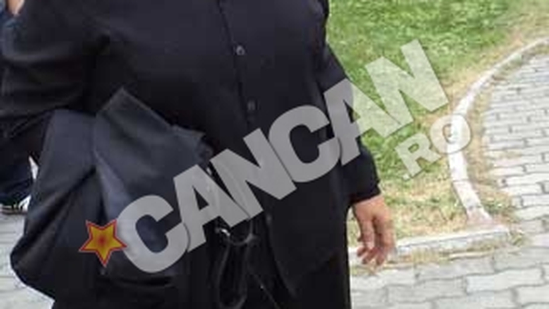 In lacrimi, pe treptele tribunalului. "Nici caldura in iarna nu mi-am permis, nu am cu ce sa o platesc!" Citeste drama incredibila a vaduvei soferului omorat de Huidu