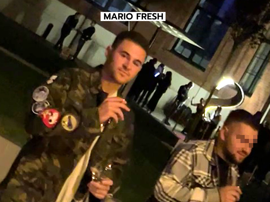 Marios Fresh, în drumul către taxi, cu paharul în mână (Foto: CANCAN.RO)
