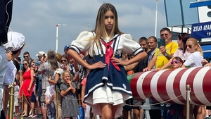 Alexandra Mazăre a făcut furori la Ziua Marinei într-o ținută inspirată din uniformele marinarilor