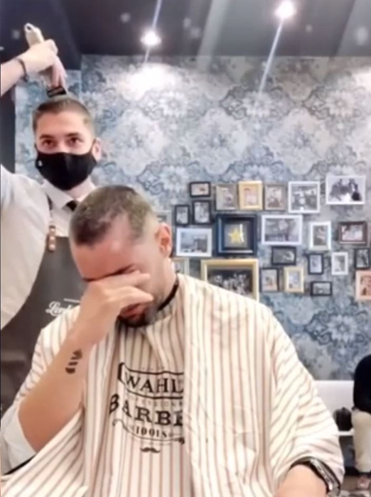 Un frizer, gest impresionant în fața unui client diagnosticat cu temutul cancer! Cum a reacționat bărbatul când a văzut că bărbierul se tunde la zero | VIDEO
