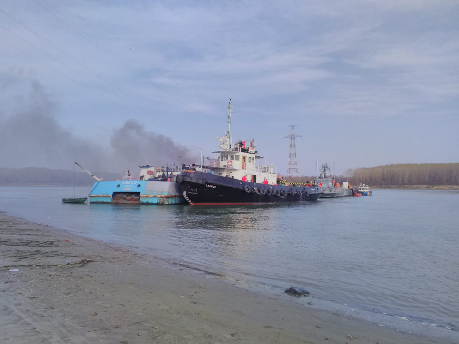 Incendiu puternic pe Dunăre, la o barjă cu bauxită. Pompierii s-au luptat minute în șir cu flăcările
