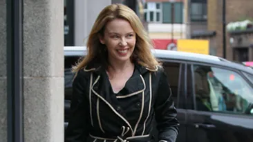 Kylie Minogue si Pippa Middleton poarta acelasi pardesiu