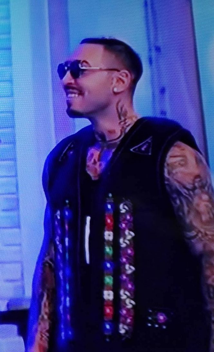 ALEX VELEA, schimbare de look! Cum a apărut cântăreţul în direct