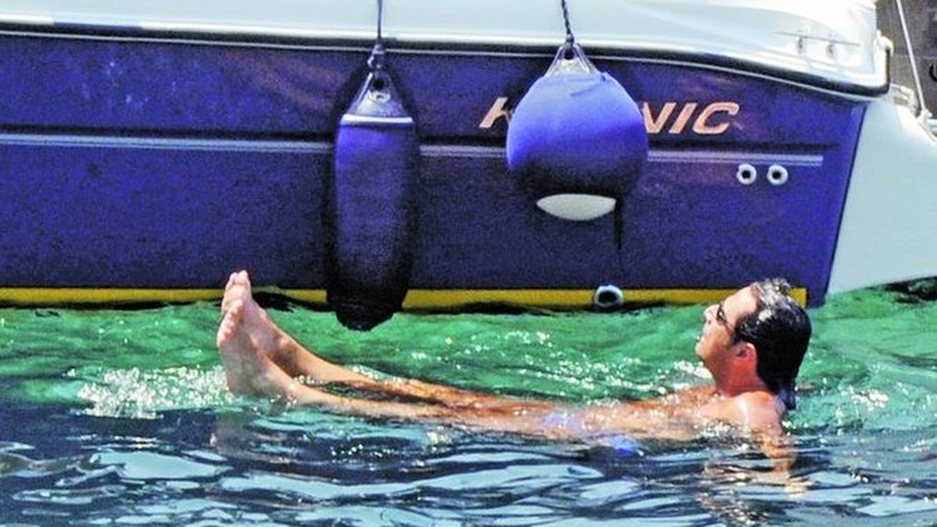 Capitanul de pe Concordia n-are nicio grija. Schettino, la mare, cu burta la soare