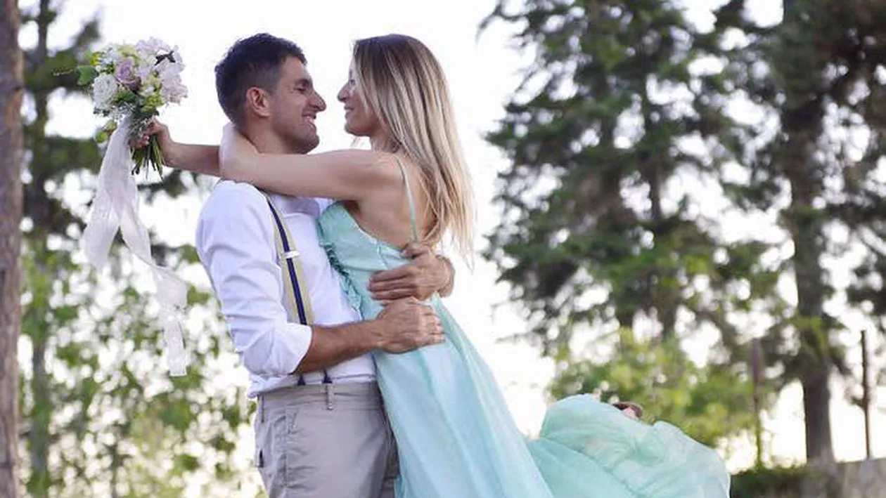 În ultimul timp s-a tot speculat că LAURA COSOI ar fi însărcinată! Ce anunţ a făcut vedeta în această seară: ,,Ne pregătim...‘’