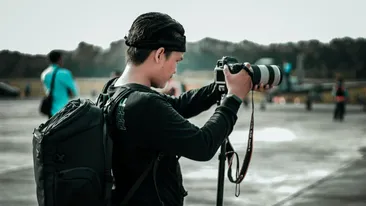 Încă un jurnalist și-a pierdut viața în războiul din Israel. Colegii tânărului au fost grav răniți, în urma atacului aerian