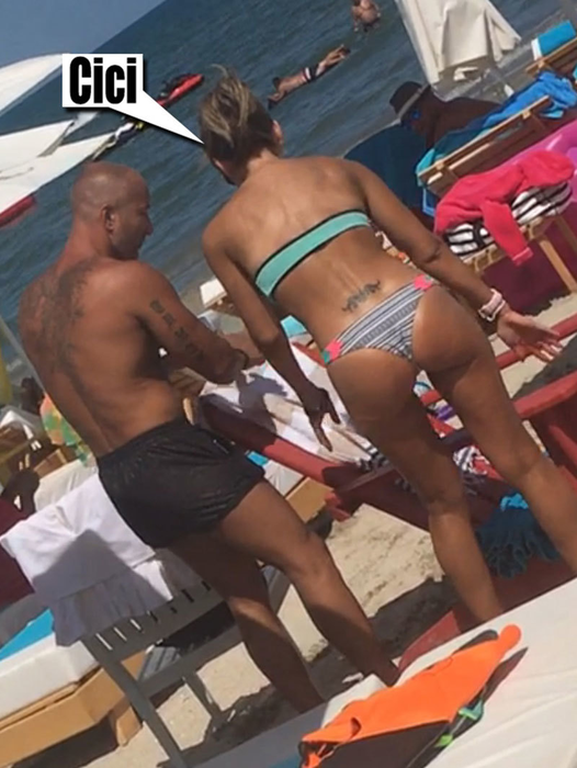 Cici nu a venit singură la mare, ci însoţită de un bărbat