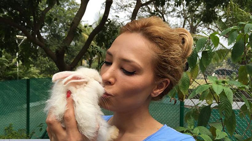 Uups. Iulia Vantur da lectii de supravietuire la „Ferma Vedetelor”, dar ea isi face cumparaturile de la supermarket