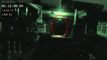 VIDEO Imagini INFRICOSATOARE surprinse in unul dintre cele mai vechi puburi din Marea Britanie: Au filmat o FANTOMA!