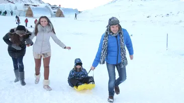 Madalin Ionescu si sotia sa s-au inhamat la sanie! Vezi cum trag de zor pe partie