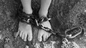 Șocant. O mamă din Suedia, arestată pentru că și-a sechestrat fiul timp de 28 de ani