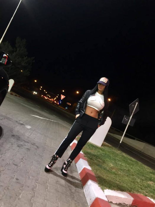 Renata, pe jumătate dezbrăcată pentru party-ul de Haloween. Şi-a arătat formele într-o salopetă ”cu vedere”